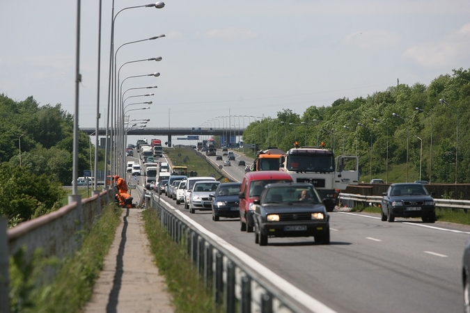 Ministrų kabinetas siūlo pusmečiui nukelti „e-tolling“ sistemos startą