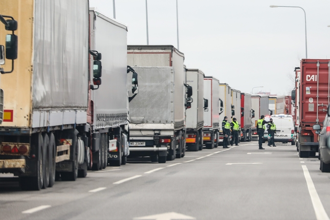 Eilės įvažiuoti į Baltarusiją specialioje aikštelėje laukia 300 vilkikų