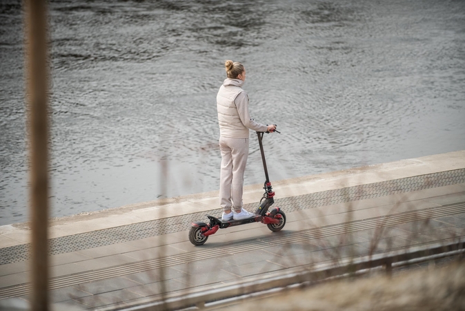 Socialdemokratas siūlo elektriniu paspirtuku leisti naudotis nuo 16 metų