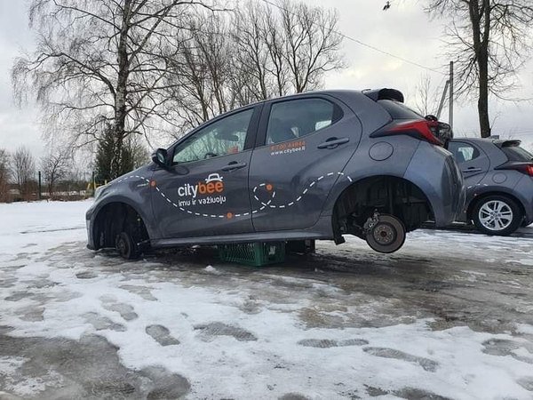 Vilniaus rajone pasidarbavo ilgapirščiai: pagrobė visus „CityBee“ automobilio ratus