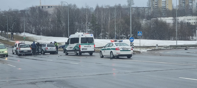 Vilniuje girti, galimai vogtu automobiliu važiavę vyrai sukėlė avariją