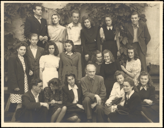 Karta: pirmoji ir vienintelė VU parengta Lietuvos muzeologų absolventų laida (K.Kairiūkštytė – antroje eilėje penkta iš kairės). Vilnius, 1948 m. birželio 29 d.