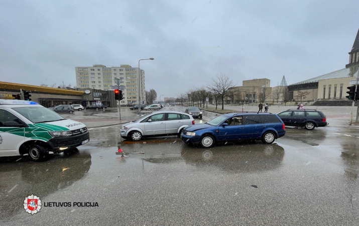 Praėjusi para keliuose: sužeisti aštuoni žmonės, tarp jų – ir mažametė