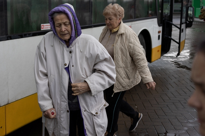 Rytų Ukrainoje rusams apšaudžius autobuso stotelę žuvo aštuoni žmonės