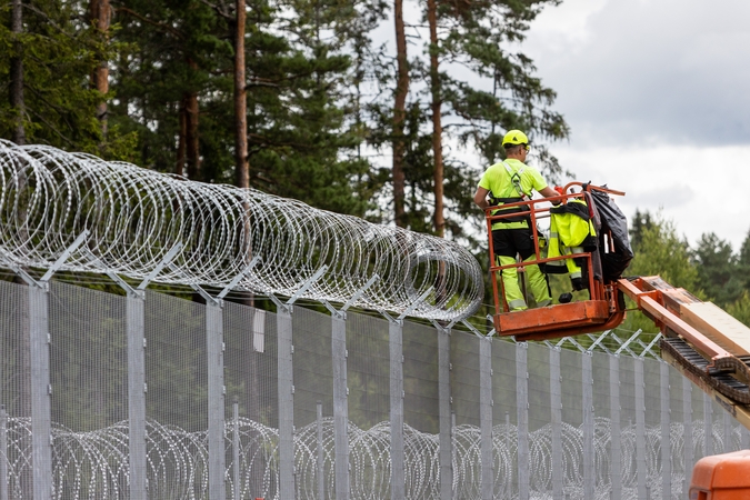 „Tai, aišku, saugesni“: gyventojai laukia paskutinių tvoros ties Baltarusija kilometrų