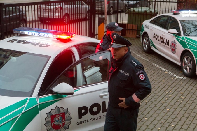 Panevėžyje neblaivus vyras apspjovė ir įspyrė į policijos automobilį