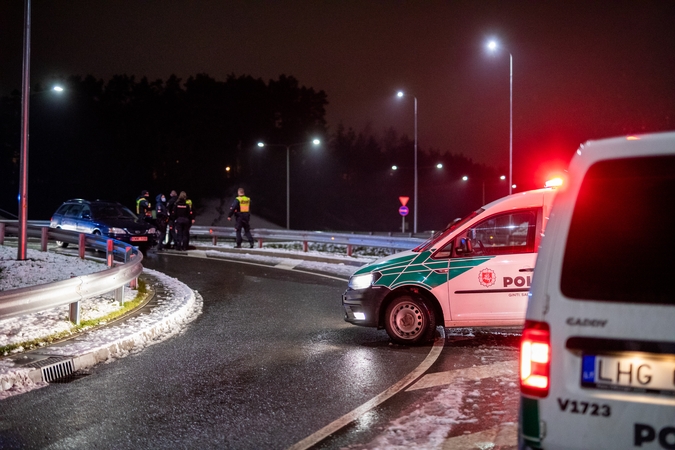 Atsitrenkęs į mikroautobusą ir pasprukęs, girtas vairuotojas buvo rastas per kelias minutes