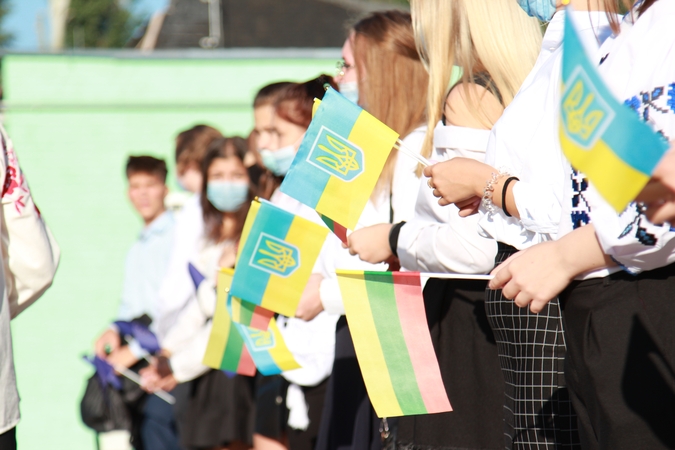 Į mokyklą tarp minų: pokalbis apie Ukrainą su A. Žarnovskiu