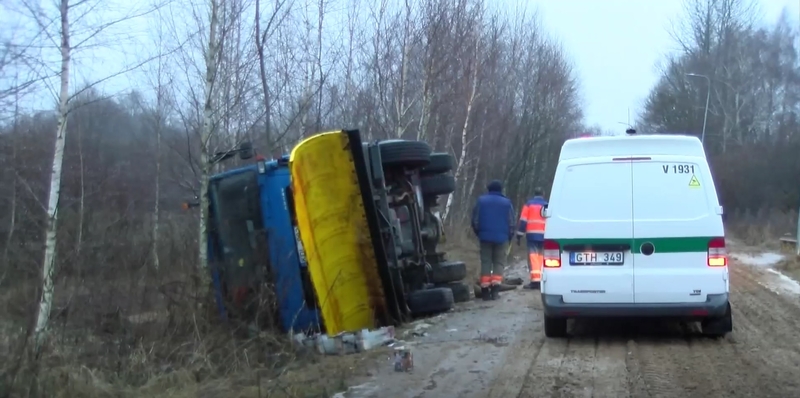 Plikledžio išbandymų neatlaikė net kelininkai: netoli Vilniaus apvirto barstytuvas