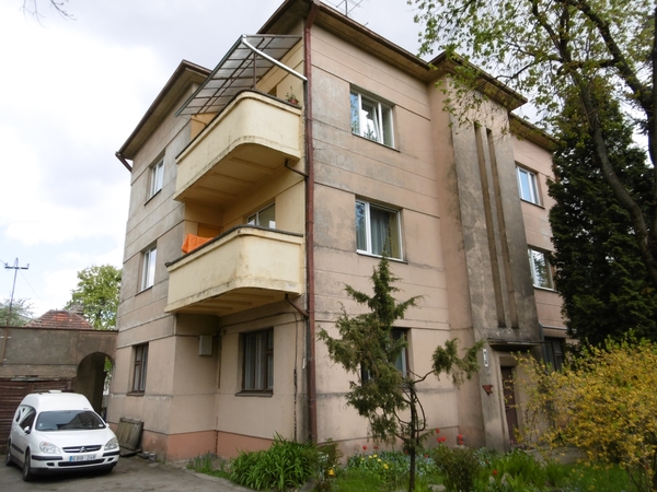 Stilius: XX a. ketvirtajame dešimtmetyje pastatytas namas Bažnyčios g. 3 išsiskiria modernistinėmis detalėmis.