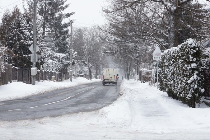 Keliuose yra slidžių ruožų, naktį eismo sąlygas sunkins plikledis