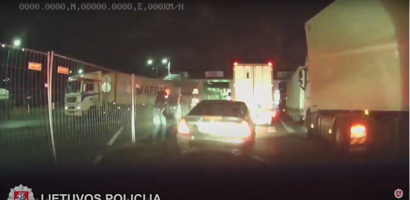 Sostinėje – gaudynės: nuo policijos sprukęs girtas vilnietis kelionę baigė pasienyje