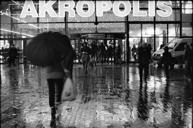 T. Pabedinsko personalinėje parodoje – visuomenės blizgesys ir vienatvė