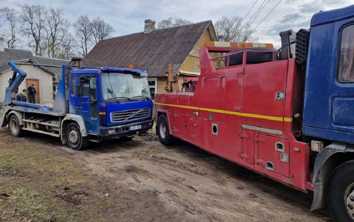 Iš statybines atliekas pamiškėje išpylusių asmenų konfiskuotas automobilis