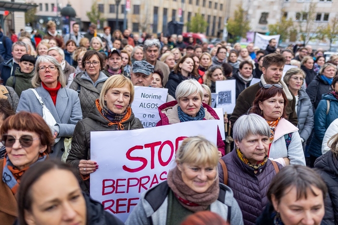 Per tūkstantis mokytojų mitinguoja prie Vyriausybės, po to spręs dėl streiko pertraukos 
