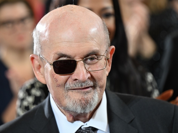 Rašytojas S. Rushdie išleido memuarų knygą, kurioje pasakoja apie pasikėsinimą jį nužudyti