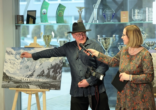 Tapatybė: R. Puišys – žmogus, nesiskiriantis su fotoaparatu ir skrybėle.