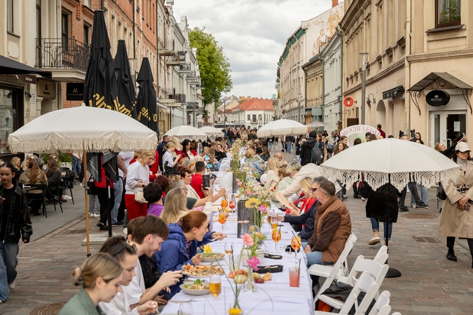 Kauno Senamiestis tapo šventinės vakarienės erdve: kauniečiai susėdo prie bendro stalo