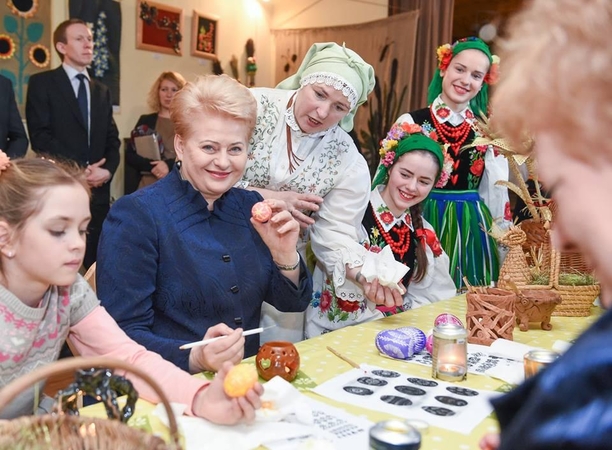 Prezidentė su vaikais margino kiaušinius