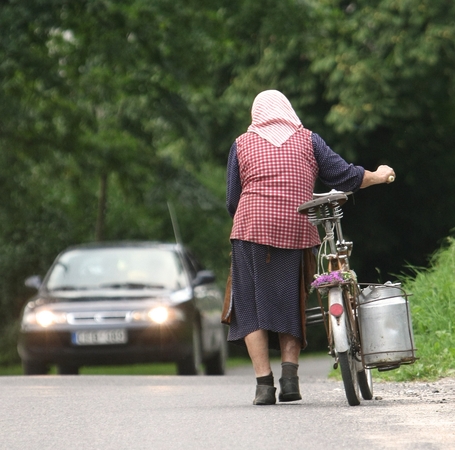 Pabradėje muitininko vairuojamas automobilis partrenkė dviratininkę