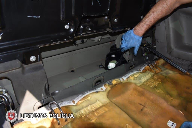 Kilogramą kokaino iš Lenkijos gabenusius vyrus išdavė įtartinas elgesys