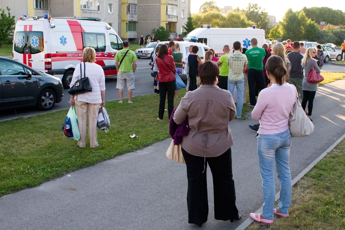 Nelaimė Marijampolėje: pro buto langą iškrito vaikas