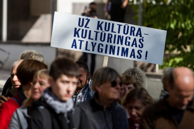Kultūros ir socialinių darbuotojų algos kitąmet kils 15 proc.