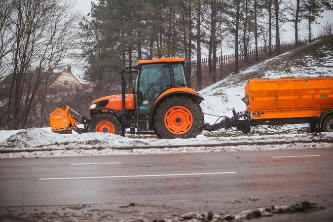 Rajoniniuose keliuose yra slidžių ruožų, naktį eismo sąlygas sunkins sniegas, lijundra