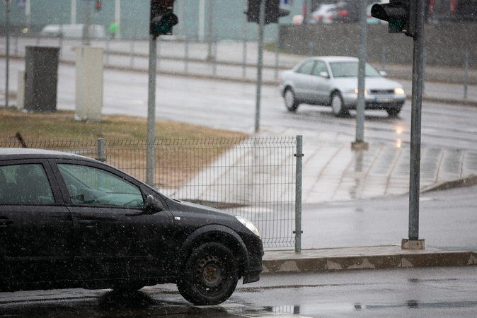Rinkitės saugų greitį: keliuose yra slidžių ruožų