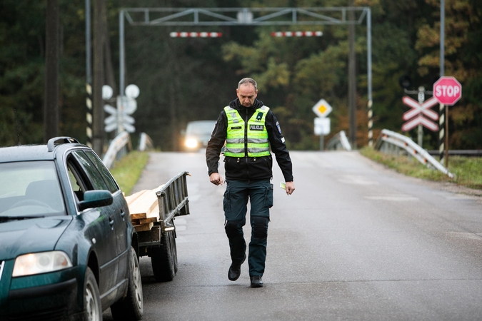 Pareigūnai sustabdė automobilį patikrinti – rado kalną kontrabandos