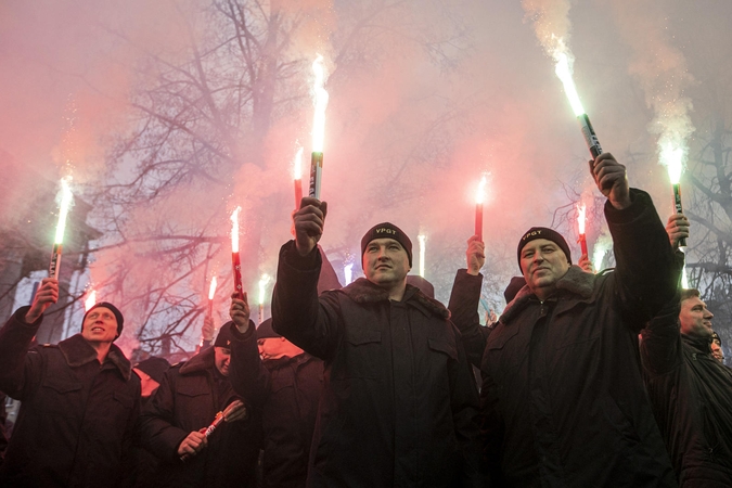 Degindami deglus prie Seimo pareigūnai protestavo dėl mažų algų