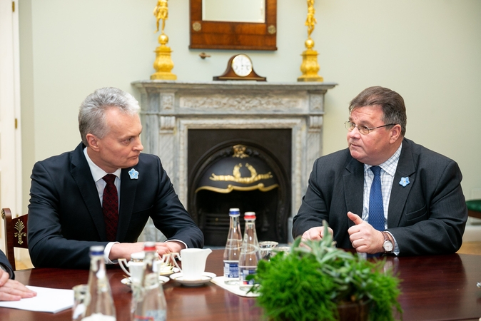 Detalės iš knygos apie G. Nausėdą: L. Linkevičiui siūlyta susirasti „kitą respubliką“ atstovavimui
