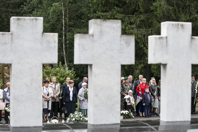 Medininkų žudynių aukų artimieji gedi žuvusiųjų, pasigenda teisingumo
