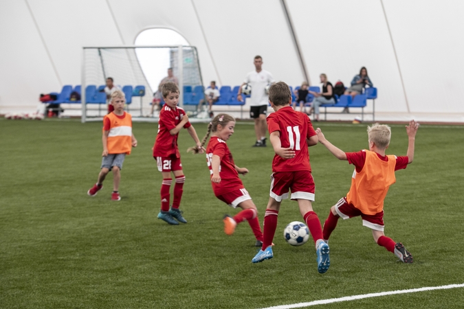 Atidarytas dengtas futbolo maniežas sostinės Pilaitėje