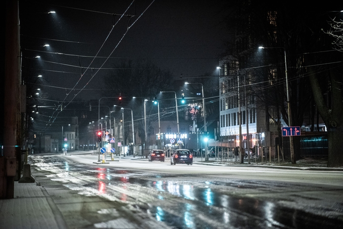 Rinkitės saugų greitį: naktį eismo sąlygas sunkins plikledis