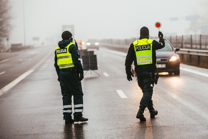 Keliuose – vėl policijos postai: žadama koreguoti judėjimo ribojimus