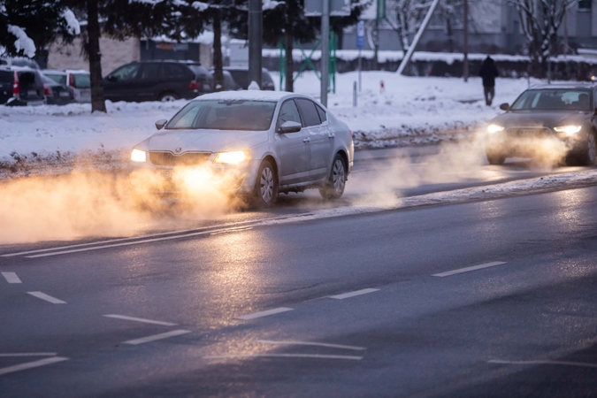 Įspėja vairuotojus: naktį eismo sąlygas vietomis sunkins lijundra