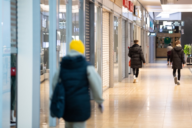 Veiklą atnaujina prekybos centrai, kino teatrai, gali vykti maži renginiai