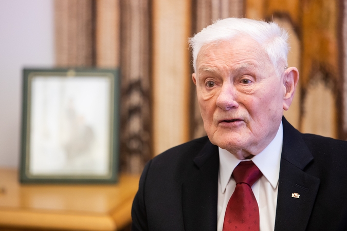 Žinios apie V. Adamkaus sveikatą: prezidentas gydomas dėl COVID-19 atsiradusių sutrikimų