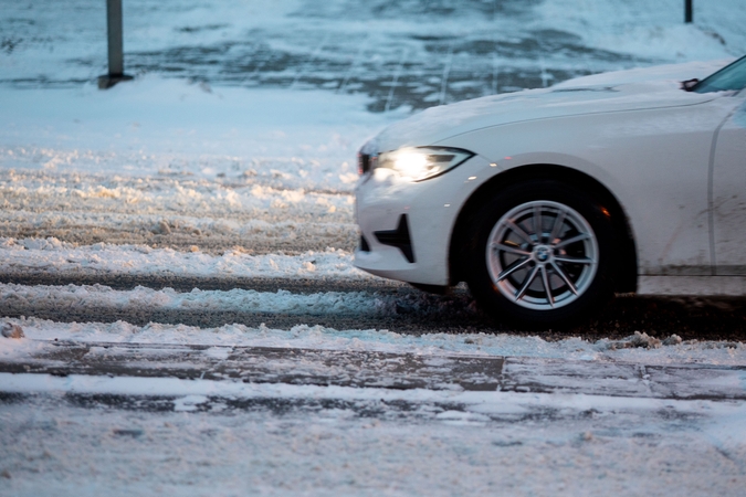 Rinkitės saugų greitį: naktį eismo sąlygas sunkins plikledis