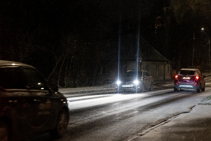 Įspėja: rajoniniai keliai – slidūs, naktį eismą sunkins plikledis ir lijundra