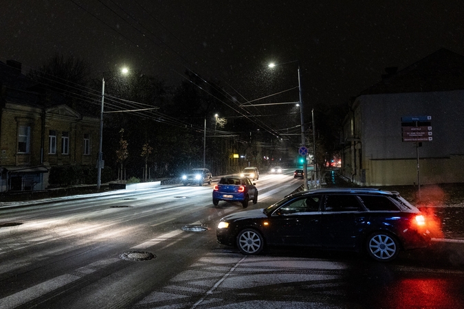 Įspėja vairuotojus: naktį eismo sąlygas šalyje sunkins plikledis