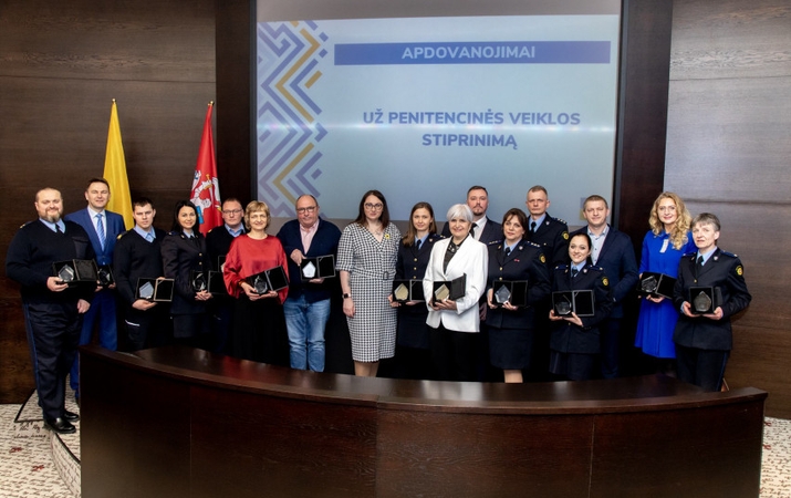 Apdovanoti bausmių vykdymo sistemos darbuotojai ir tarnybinis šuo