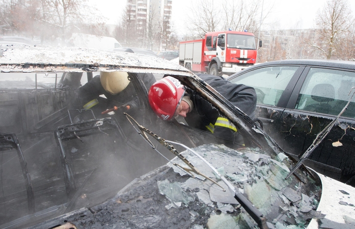 Vilniuje supleškėjo trys automobiliai, įtariamas padegimas