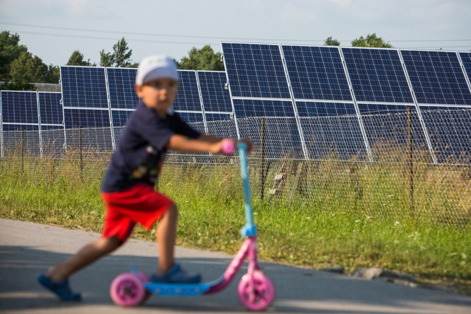 Brangstant elektrai Seimas planuoja įsigyti nutolusių saulės elektrinių