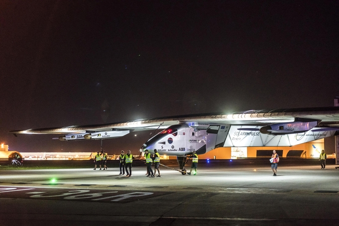 Saulės energija varomas „Solar Impulse 2“ pakilo iš Oklahomos