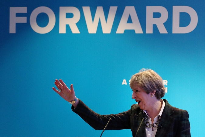 T. May perspėjo britus dėl pasitraukimo iš ES sunkumų