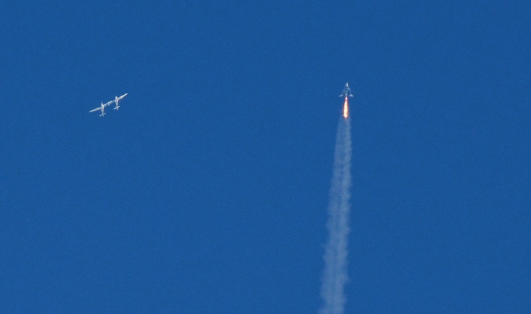 Turistai kosmose: „Virgin Galactic“ erdvėlaivis pirmąkart pakilo su keleive