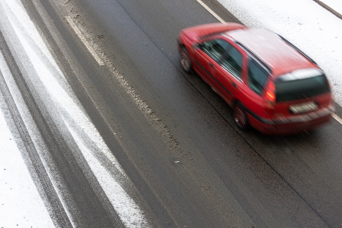Kelininkai įspėja: naktį eismo sąlygas sunkins plikledis