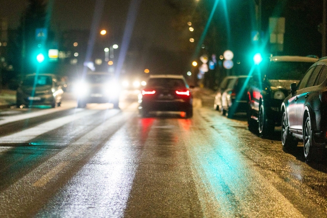 Keliuose yra slidžių ruožų, dieną eismą sunkins lijundra, plikledis